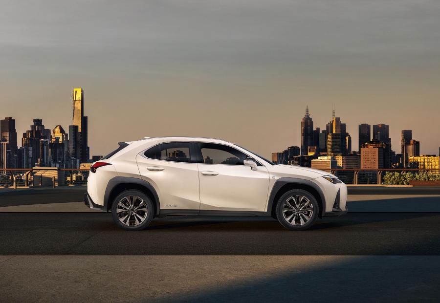  Lexus UX250h F-Sport 2018 года  (WW) (фото 2 из 46)